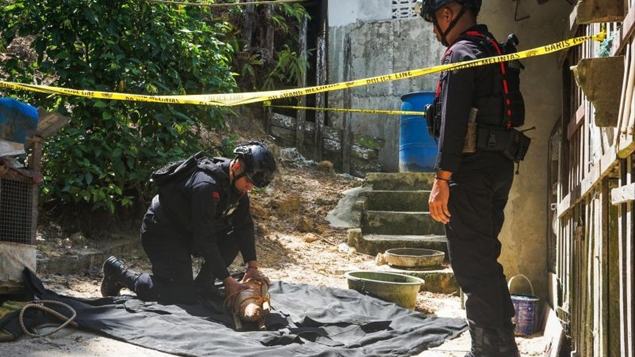 Penemuan mortir aktif peninggalan Perang Dunia II di Balikpapan, Kalimantan Timur, membuat warga sekitar waspada dan aparat keamanan segera melakukan evakuasi.