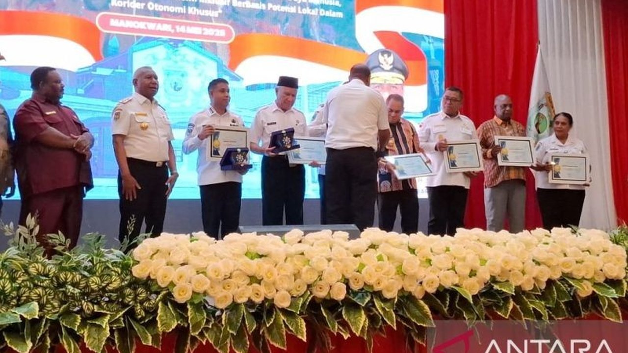 Teluk Bintuni, Kaimana, dan Teluk Wondama di Papua Barat meraih penghargaan atas keberhasilannya menurunkan angka stunting, ditandai dengan penurunan prevalensi sebesar 3,4 persen.