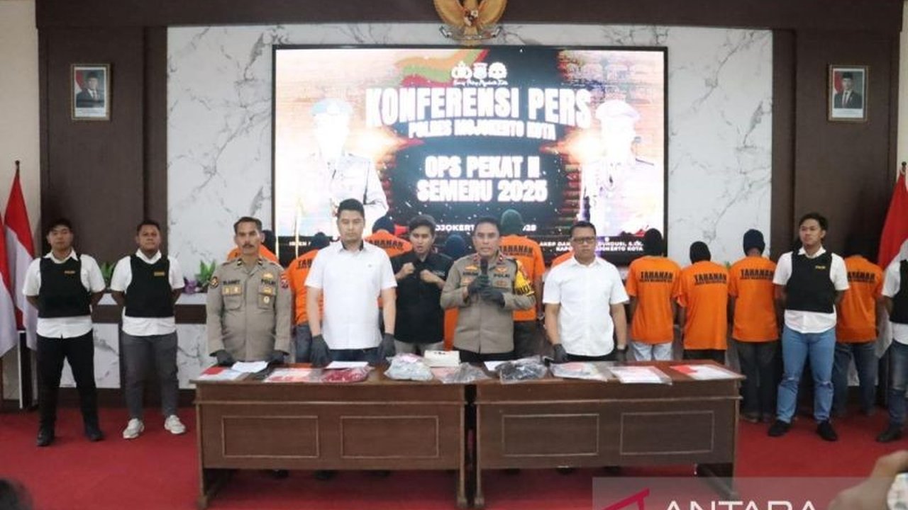 Sebanyak 18 pelaku premanisme berhasil ditangkap Polres Mojokerto Kota selama Operasi Pekat II Semeru 2025, dengan dua pelaku masih di bawah umur.