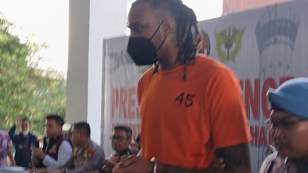Pemain asing Tangerang Hawks, Jarred Dwayne Shaw, ditangkap karena menyelundupkan ganja dari Thailand; kasus ini mengungkap jaringan internasional dan kebiasaan konsumsi narkoba atlet tersebut.