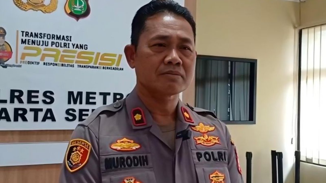 Proses hukum terhadap Roy Suryo terkait laporan dugaan pencemaran nama baik Presiden Jokowi masih berlanjut; polisi telah menerima sejumlah bukti dan akan memanggil saksi.