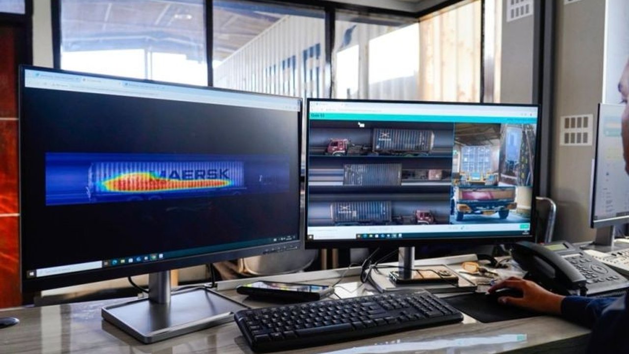 PT Terminal Petikemas Surabaya (TPS) meluncurkan Automatic Container Damage Detection System (ADDS), sistem cerdas berbasis AI yang mendeteksi kerusakan kontainer secara otomatis dan real-time, meningkatkan efisiensi operasional.