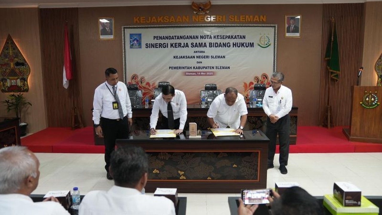 Pemkab Sleman dan Kejari Sleman resmi menjalin kerja sama untuk meningkatkan pelayanan hukum, mencegah pelanggaran, dan memastikan penyelenggaraan pemerintahan yang baik dan akuntabel.