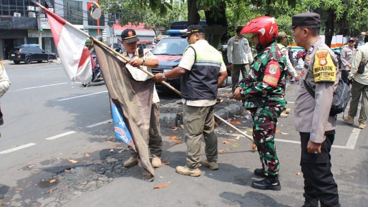 TNI, Polri, dan Satpol PP menggelar operasi penertiban atribut organisasi kemasyarakatan (ormas) di Tamansari, Jakarta Barat, untuk menjaga ketertiban dan netralitas ruang publik.
