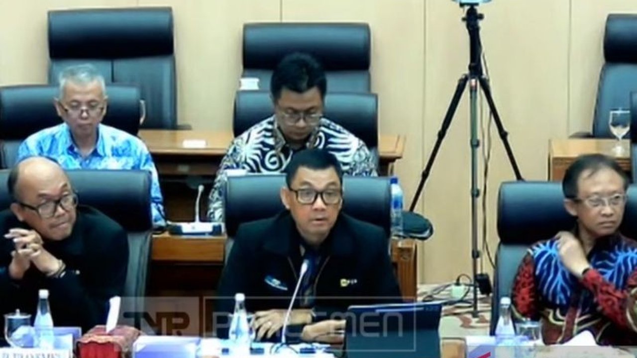 PLN menargetkan pengembangan Pembangkit Listrik Tenaga Panas Bumi (PLTP) sebesar 5,1 GW dalam RUPTL 2025-2034, dengan tantangan risiko tinggi dan kolaborasi bersama swasta.