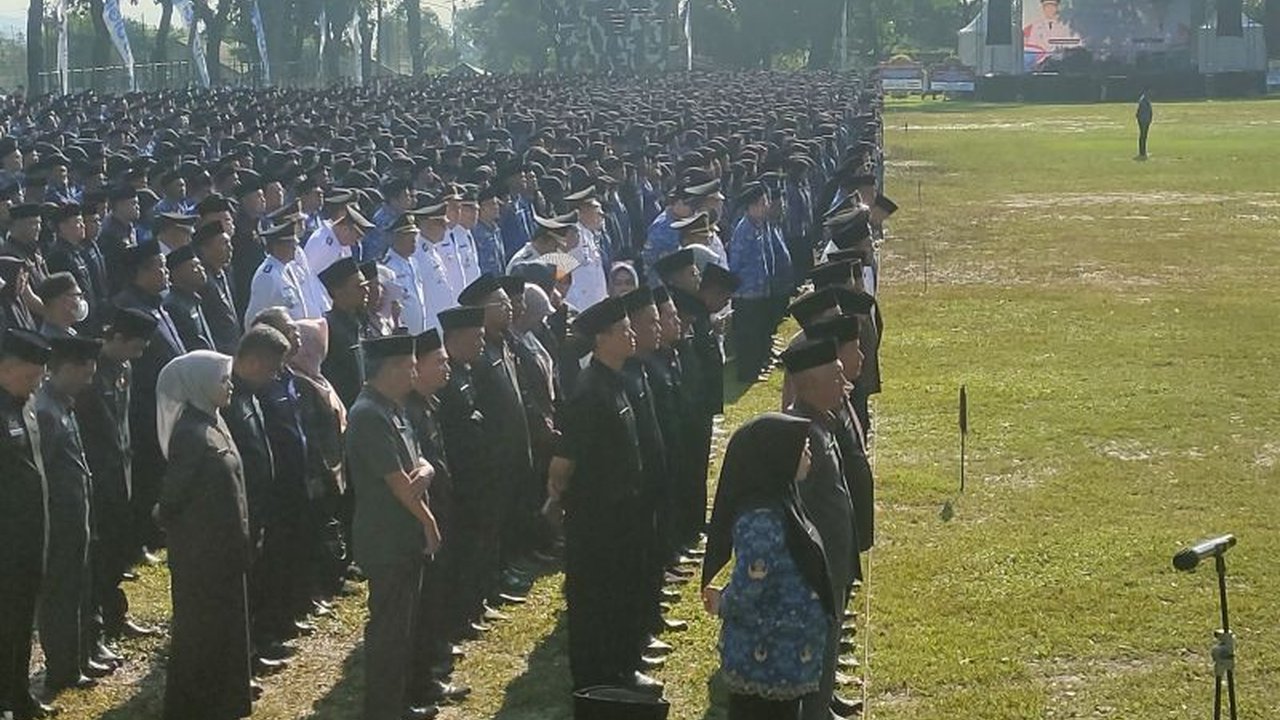 Pemkab Cianjur melantik 3.559 CPNS dan PPPK di barak militer untuk meningkatkan kedisiplinan dan pelayanan publik, dengan sebagian besar merupakan tenaga pendidik.