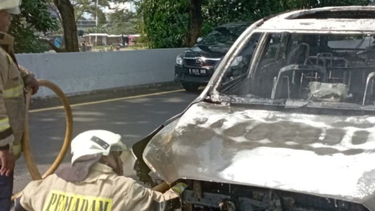 Mobil Toyota Innova Zenix Terbakar di Tol Penjaringan, Kerugian Capai Rp300 Juta