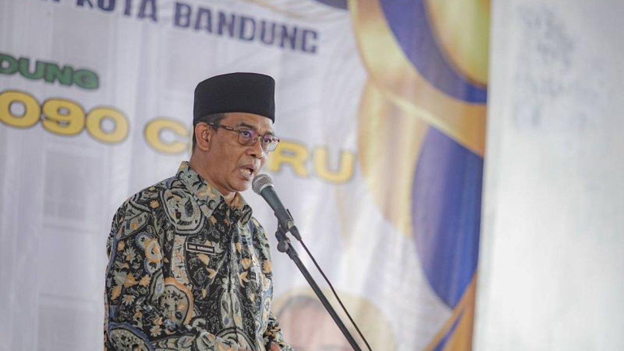 Dinas Pendidikan Kota Bandung menegaskan status penerima bansos bukan syarat wajib daftar jalur afirmasi RMP SPMB 2025/2026, cukup terdaftar di DTKS dan KK Kota Bandung.