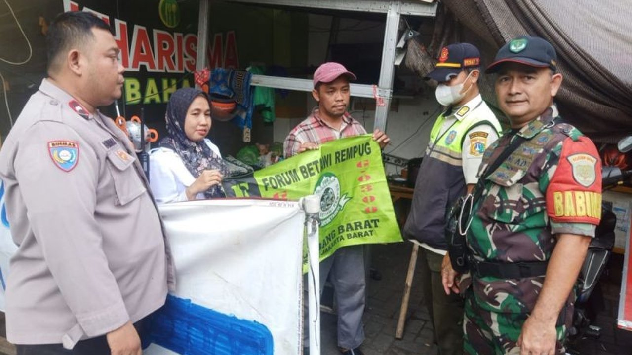 Kapolres Metro Jakarta Pusat menjelaskan penertiban atribut ormas bertujuan menjaga ketertiban umum, mencegah konflik sosial, dan menciptakan ruang publik yang netral di Jakarta.