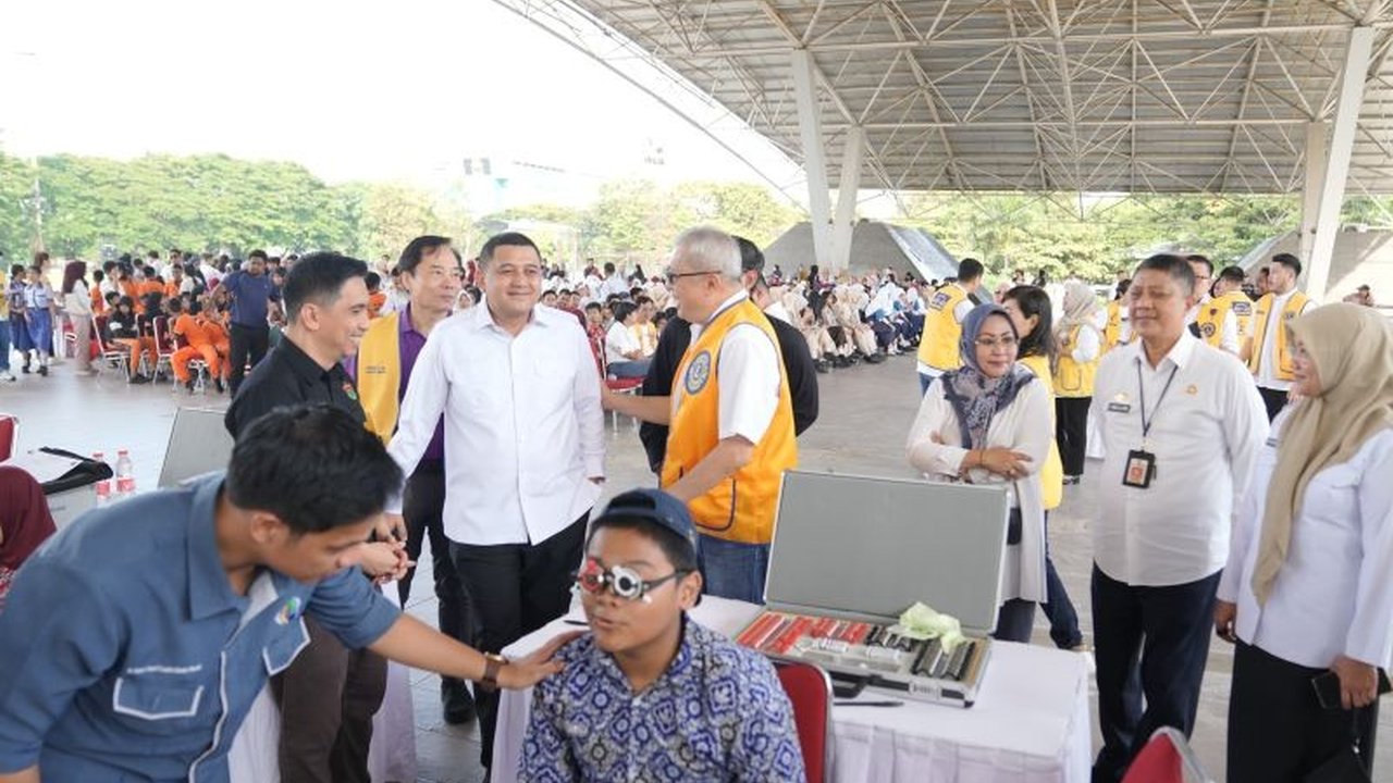 Pemkot Makassar dan Lions Club Makassar Mammiri bagikan 20.000 kacamata gratis untuk siswa SD-SMP, membantu mengatasi masalah penglihatan dan meningkatkan kualitas pendidikan.