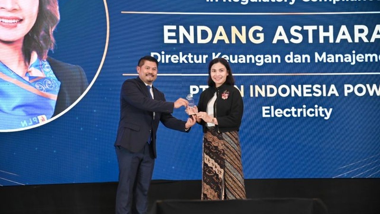 PT PLN Indonesia Power (PLN IP) meraih penghargaan tertinggi IRCA 2025 untuk kepatuhan regulasi dan tata kelola perusahaan yang baik, sekaligus penghargaan untuk Direktur Keuangannya, Endang Astharanti.