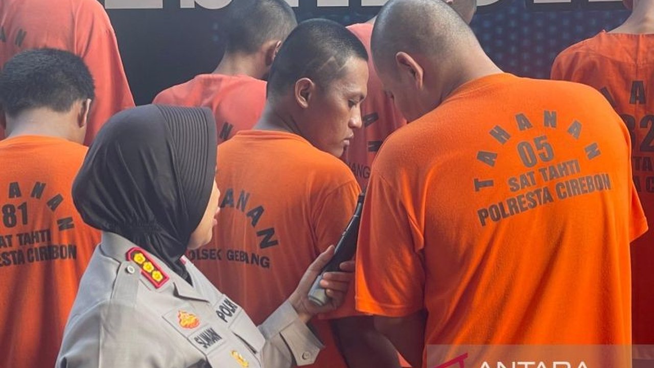 Pria berinisial SL menipu korban dengan modus mengaku polisi dan berjanji menikah, meraup keuntungan Rp50 juta sebelum akhirnya ditangkap Polresta Cirebon.