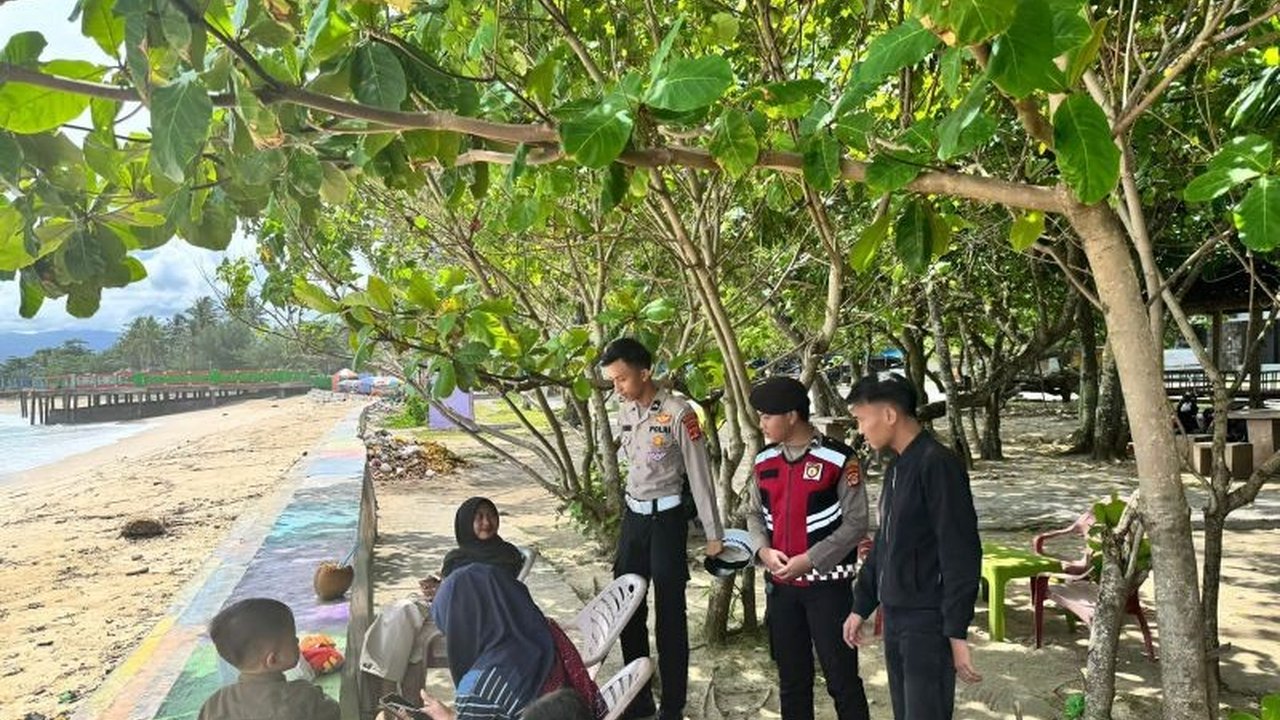 Polres Pesisir Barat gencar melakukan patroli di tempat wisata untuk mencegah premanisme dan pungutan liar demi kenyamanan wisatawan selama Operasi Pekat Krakatau 2025.