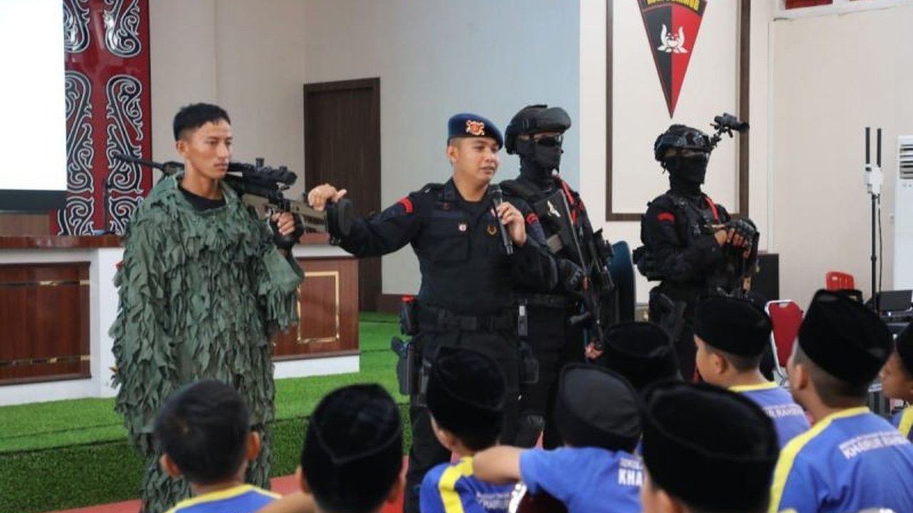Satuan Brimob Polda Sumut memberikan edukasi dan pengalaman langsung kepada siswa SDIT Khairul Rahman Medan tentang tugas, fungsi, dan peralatan pasukan elite kepolisian.
