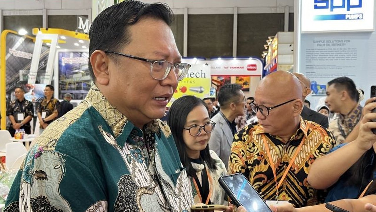 Direktur Tanaman Sawit Kementan menekankan pentingnya keseimbangan antara teknologi dan SDM untuk meningkatkan daya saing industri sawit Indonesia, serta menargetkan produksi CPO 100 juta ton pada 2040.