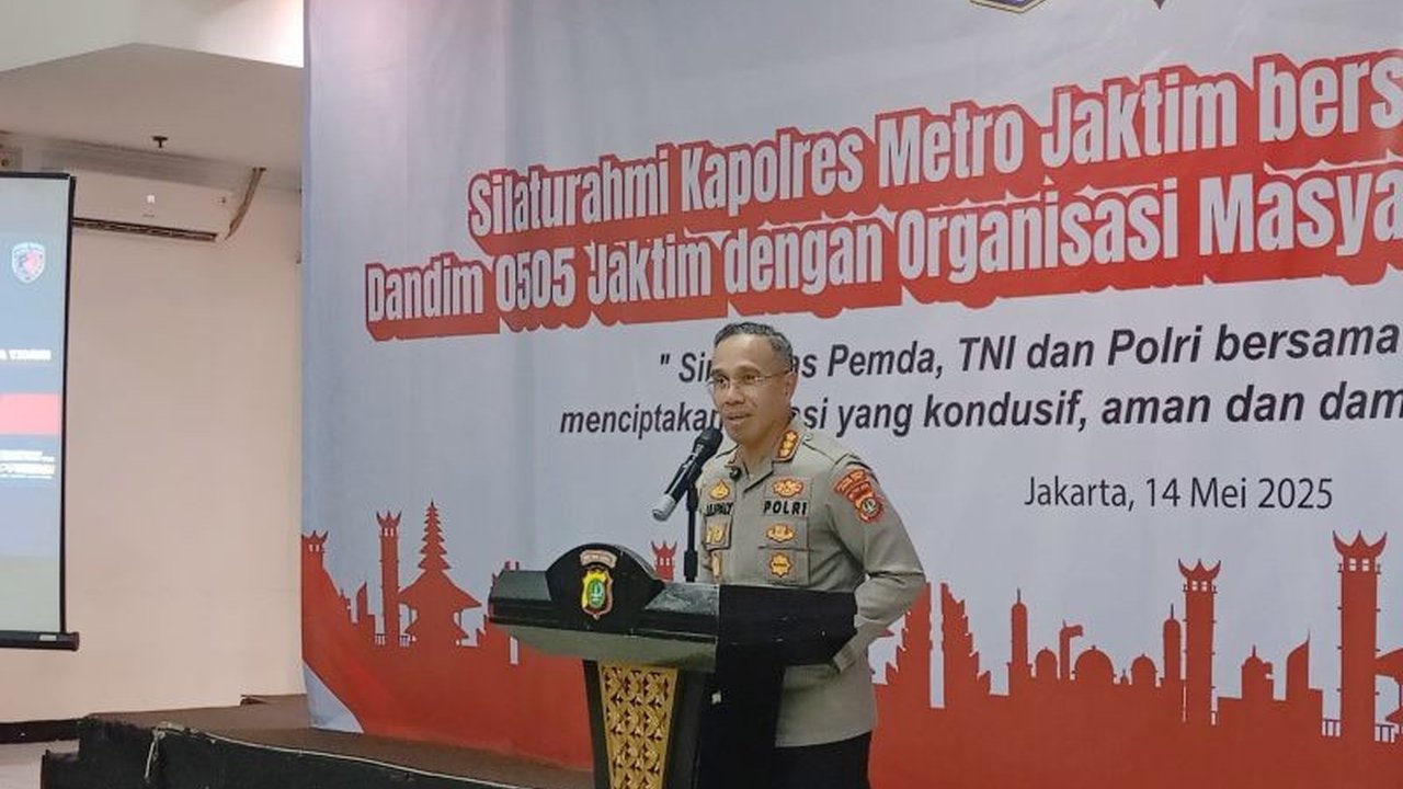 Kapolres Metro Jaktim, Kombes Pol Nicolas Ary Lilipaly, umumkan pembongkaran posko ormas di jalanan Jakarta Timur untuk menjaga ketertiban dan estetika kota, dengan pendekatan persuasif dan tawaran solusi.