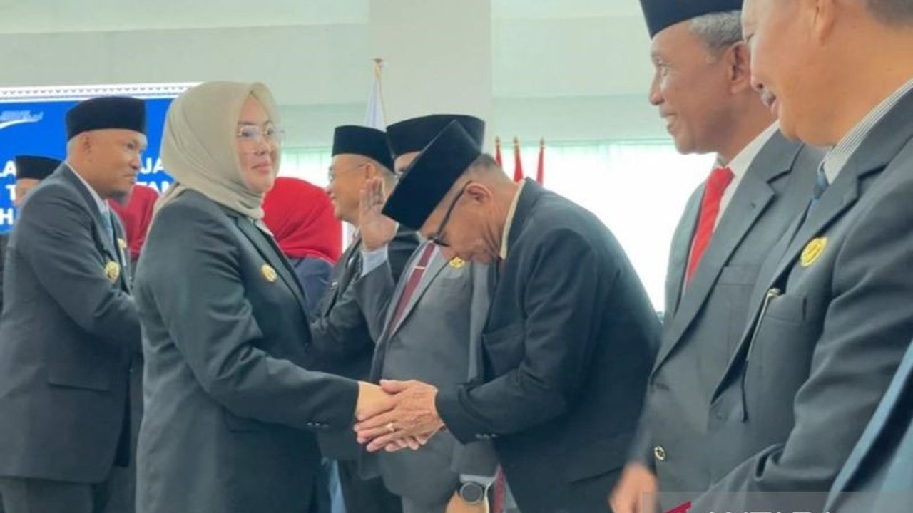 Wali Kota Kendari, Siska Karina Imran, melantik 25 pejabat eselon II, termasuk 15 kepala dinas, untuk mengoptimalkan pembangunan dan pelayanan masyarakat.