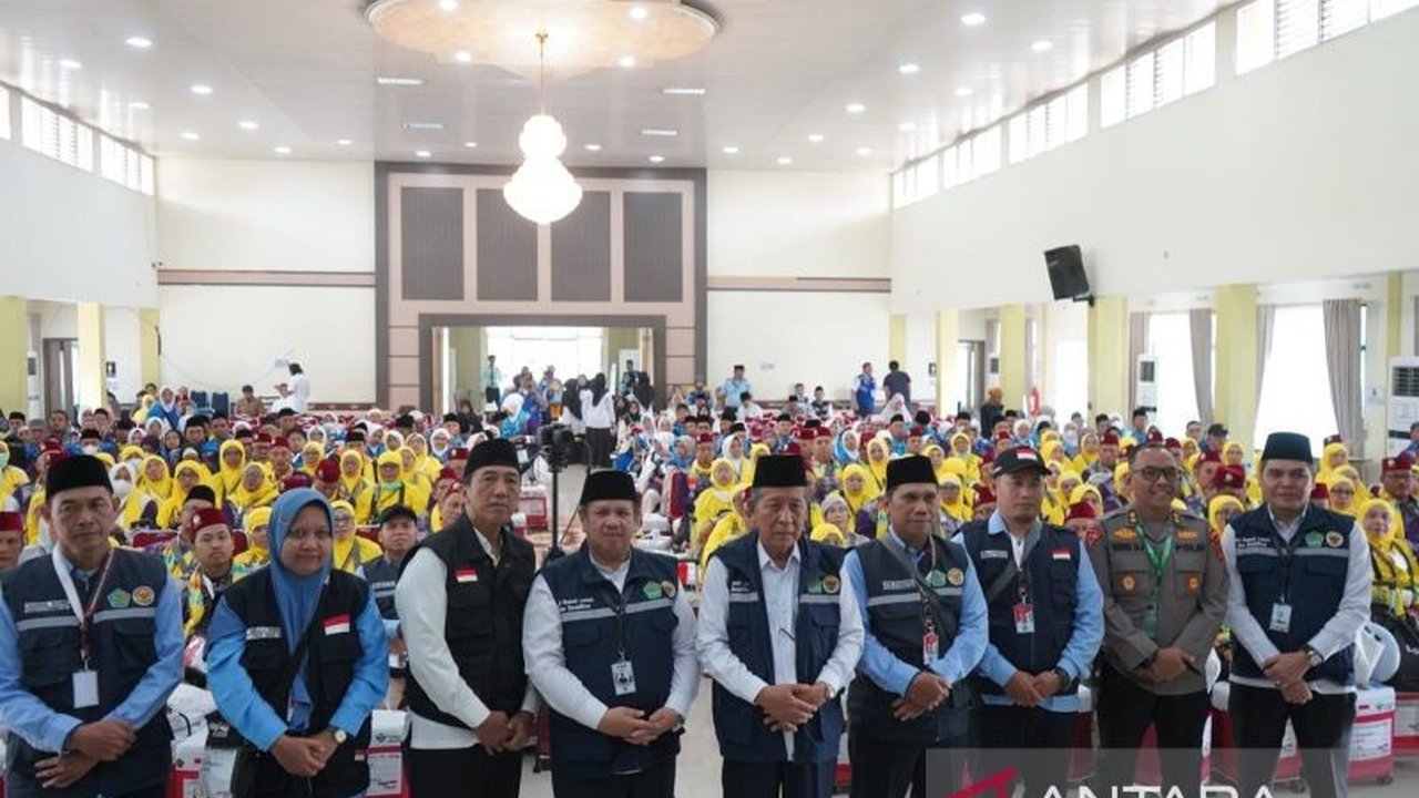 Wakil Gubernur Jambi berpesan kepada 267 jamaah calon haji Kloter 13 BTH untuk menjaga kesehatan fisik dan mental selama di Tanah Suci, serta mendoakan kesejahteraan Jambi.