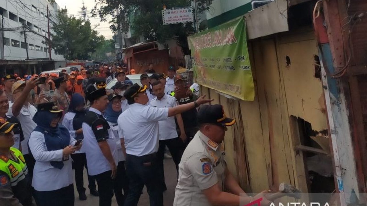 Pemerintah Kota Jakarta Barat membongkar 75 lapak pedagang liar di Jalan Kota Bambu Selatan untuk pembangunan tiga rumah sakit terintegrasi oleh Kementerian Kesehatan RI.