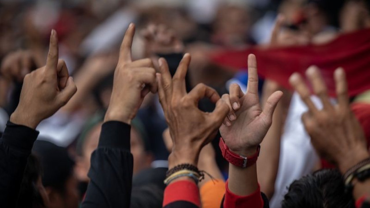 Pengamat ketenagakerjaan menyarankan pemerintah fokus pada regulasi penyalur tenaga outsourcing daripada menghapus sistem ini, untuk mencegah pengangguran dan melindungi pekerja.