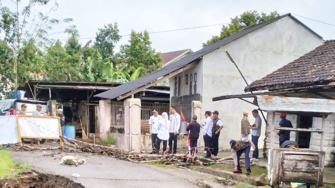 Respons Cepat Bupati Parosil Atas Bencana Longsor di Lampung Barat