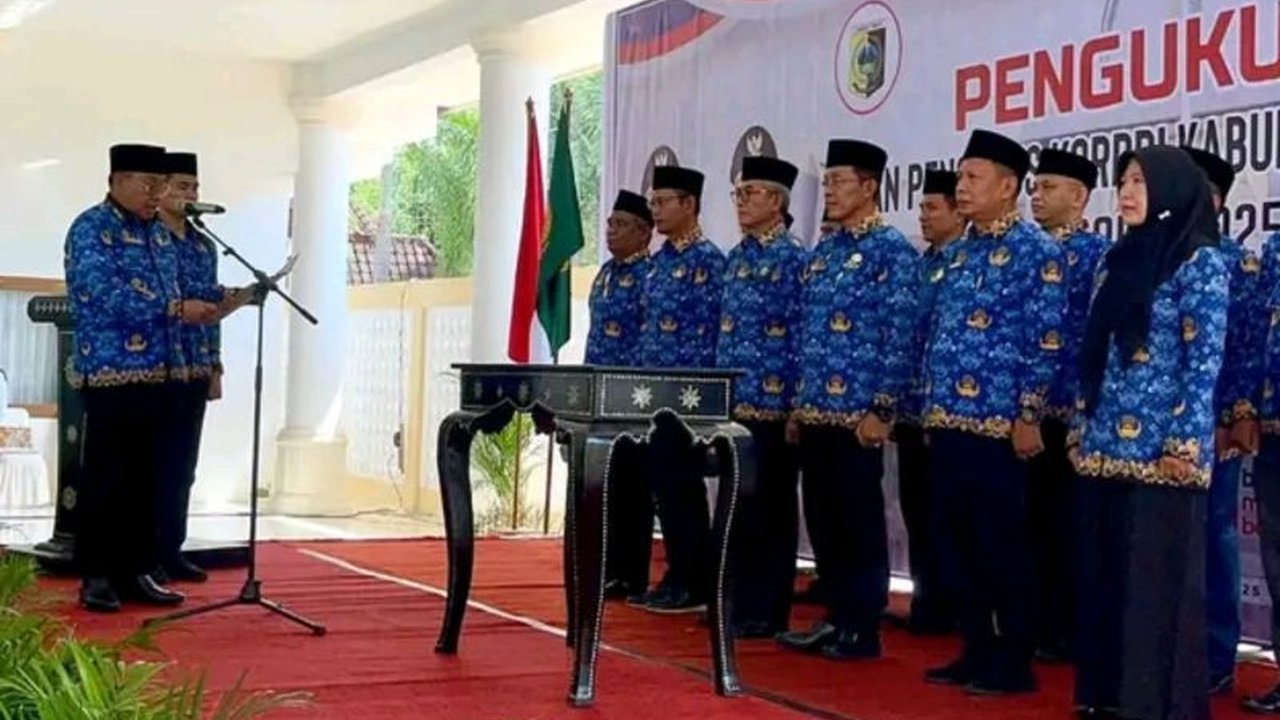 Sekda Lombok Timur mengajak ASN untuk menjadi contoh dalam ketahanan pangan, menanam cabai di pekarangan rumah, dan mendukung program pemerintah pusat dan daerah.