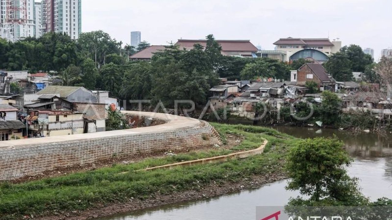 Pemprov DKI Jakarta berencana melanjutkan proyek normalisasi Sungai Ciliwung pada Juni 2025 untuk mengurangi risiko banjir hingga 40 persen, kendati masih menghadapi kendala pembebasan lahan.