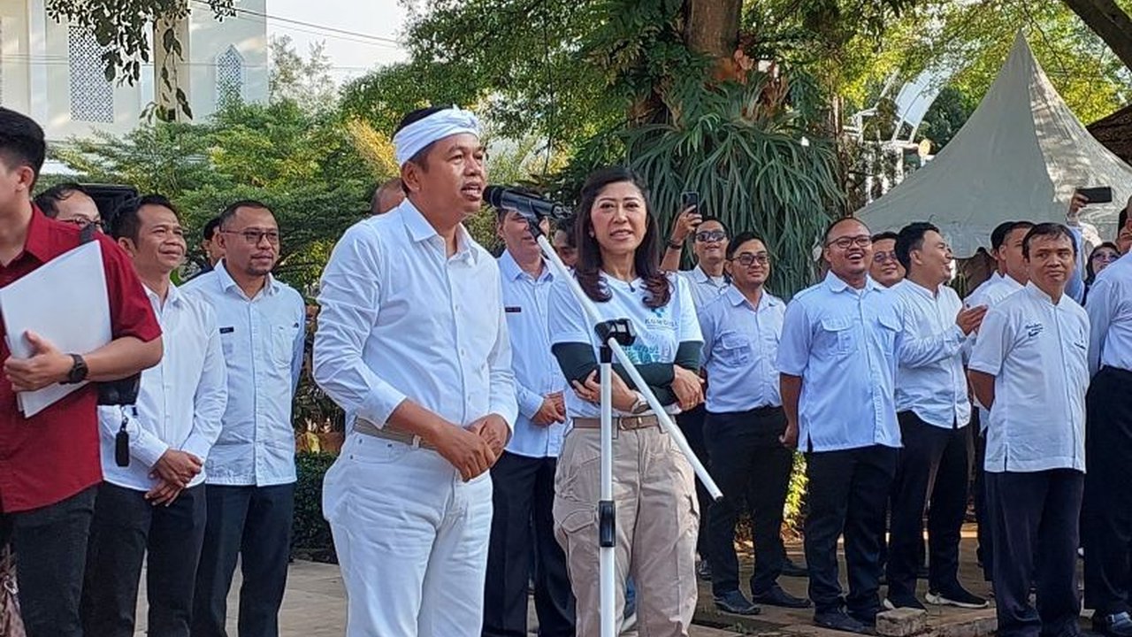 Gubernur Jawa Barat, Dedi Mulyadi, melarang wisuda untuk menekan angka pinjaman online yang tinggi di Jawa Barat, yang mencapai Rp18,6 triliun pada tahun 2024.