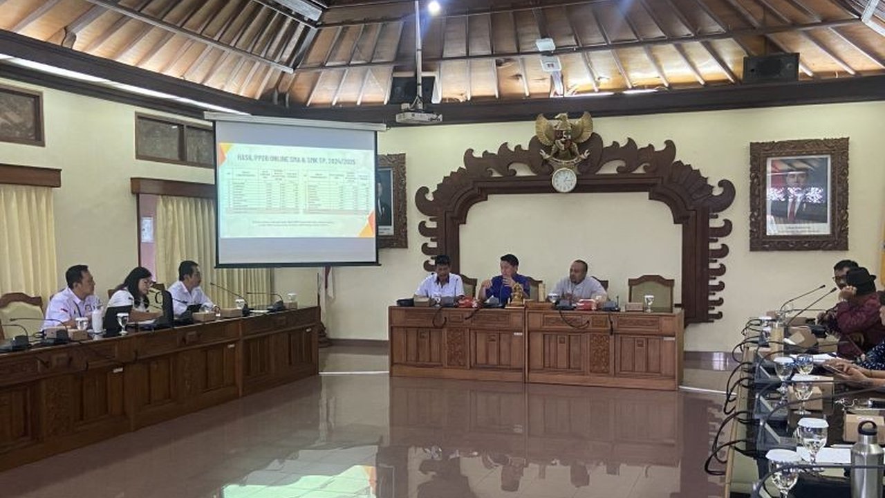 DPRD Bali meminta siswa SMP percaya diri mendaftar SPMB 2025 tanpa bantuan atau titipan, karena daya tampung SMA/SMK negeri dan swasta di Bali cukup untuk menampung seluruh lulusan SMP.