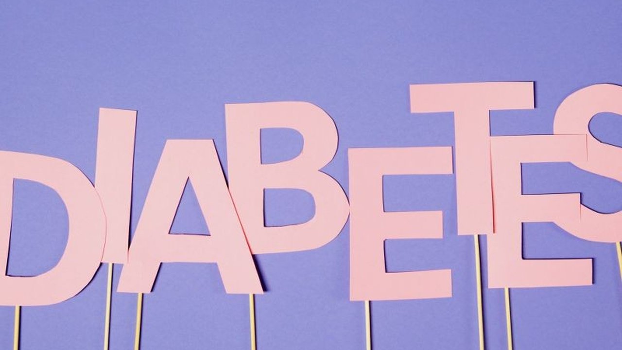 Penderita diabetes wajib waspada terhadap diabetic foot, komplikasi serius akibat luka kaki yang tak kunjung sembuh dan dapat berujung amputasi jika tak ditangani segera.