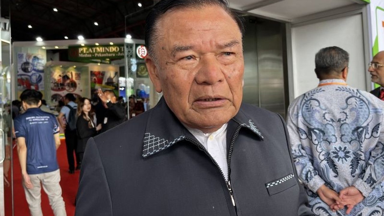 Ketua Umum DMSI, Sahat Sinaga, mendorong pembaruan teknologi di industri sawit Indonesia untuk meningkatkan nilai ekonomi dan keberlanjutan lingkungan, bahkan menyebut adanya potensi investasi hingga Rp149 triliun dari China.