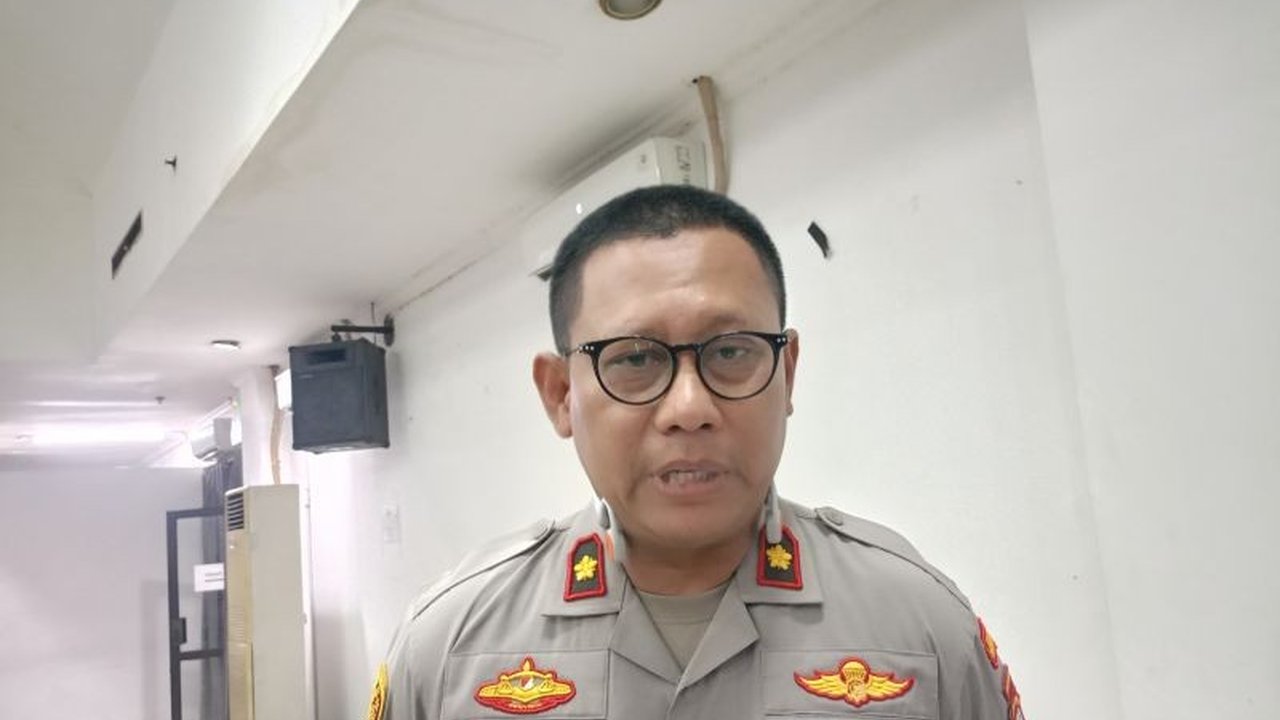 Polisi menangkap oknum ormas yang mengintimidasi seorang purnawirawan Polri di Pasar Induk Kramat Jati, Jakarta Timur, buntut keributan penertiban PKL.