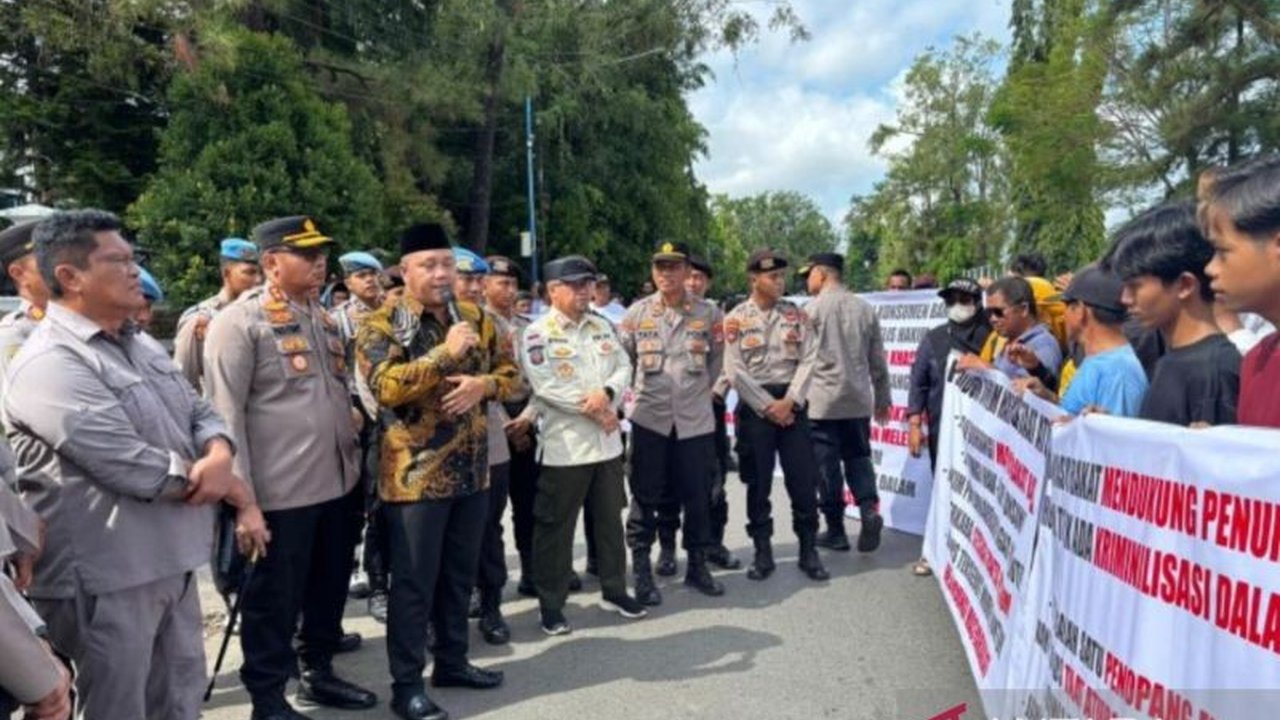Ketua DPRD Banjarbaru menemui pendemo yang menyoroti kasus hukum pemilik Toko Mama Khas Banjar, menekankan pentingnya proses hukum yang adil dan perlindungan UMKM.