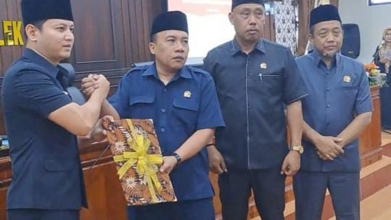 Bupati Trenggalek, Mochamad Nur Arifin, menyerahkan nota usulan Ranperda penataan perangkat daerah untuk mendukung visi Trenggalek sebagai daerah net-zero carbon dengan pendapatan tinggi dan daya saing kolektif.