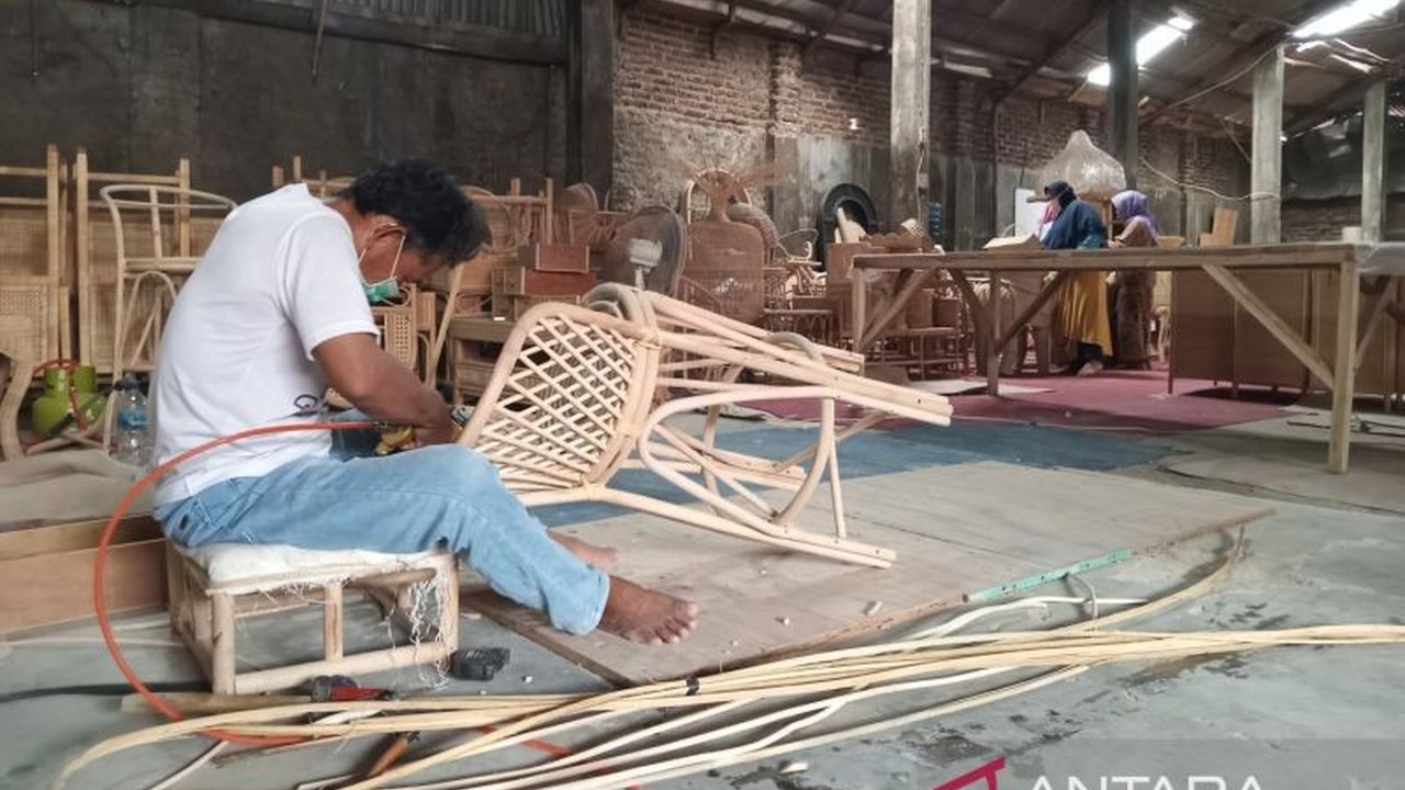 Pemerintah Kabupaten Cirebon optimistis raih investasi Rp3,5 triliun pada 2025, dengan fokus pada industri padat karya dan dukungan penuh terhadap investor.