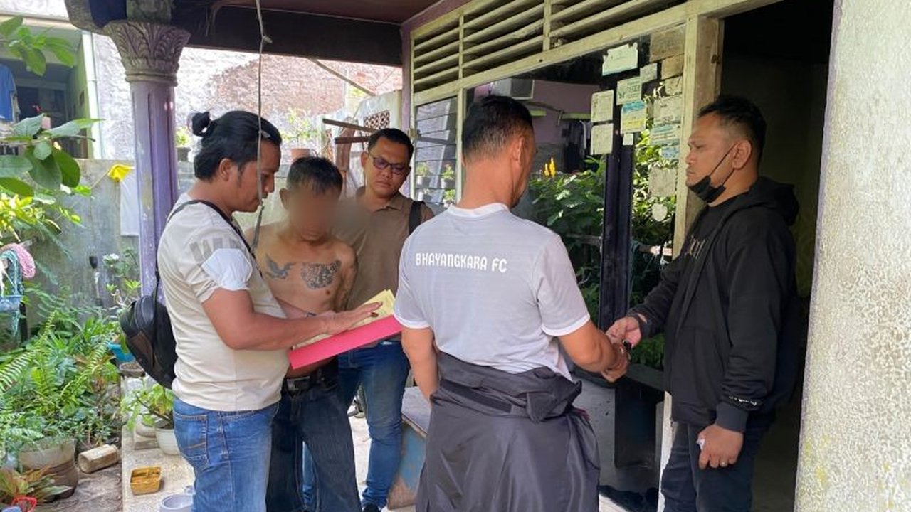 Seorang pria di Cengkareng, Jakarta Barat, ditangkap polisi karena melakukan pemerasan dengan ancaman senjata tajam di sebuah bengkel mobil.