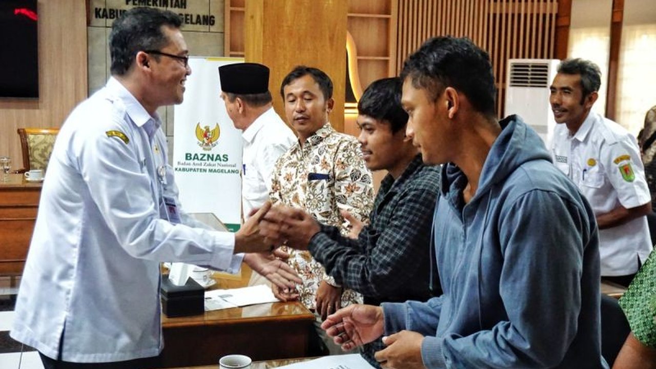 Baznas Kabupaten Magelang menyalurkan bantuan senilai ratusan juta rupiah untuk korban bencana alam dan perbaikan rumah tidak layak huni (RTLH) di Kabupaten Magelang, Jawa Tengah.