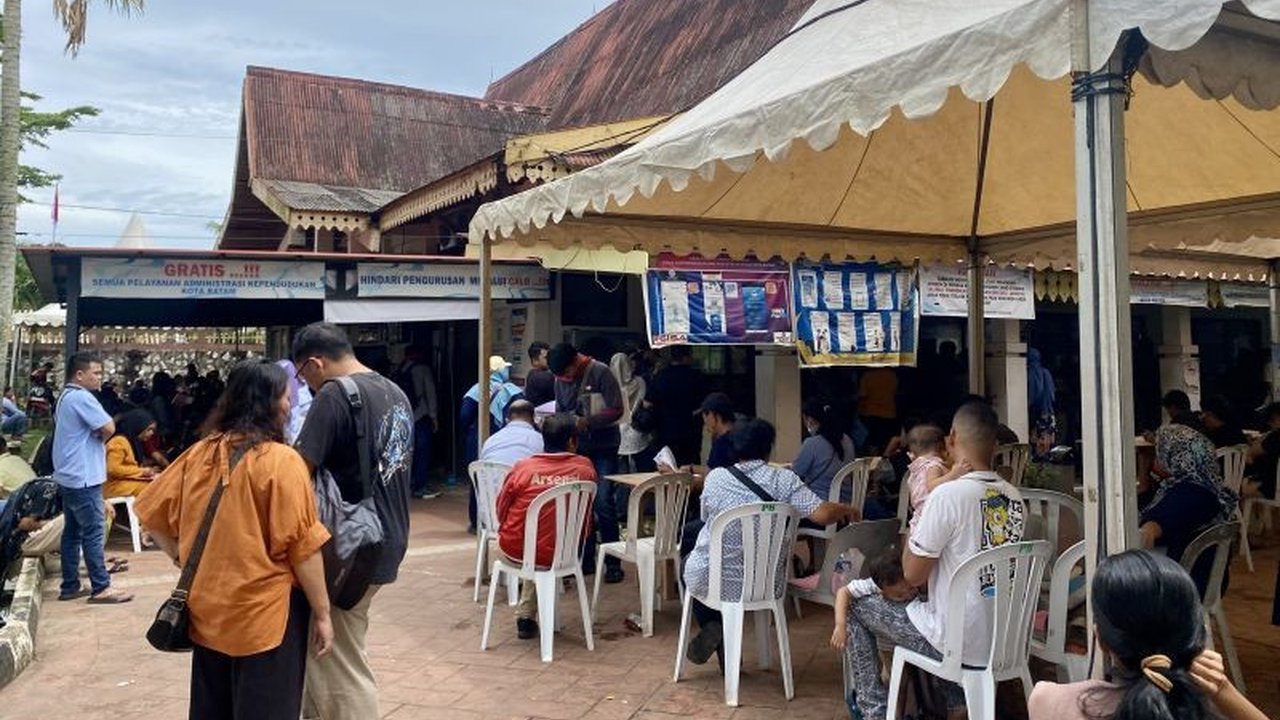 Pemkot Batam berkomitmen dekatkan layanan administrasi kependudukan (adminduk) dengan program jemput bola dan rencana perluasan layanan ke setiap kecamatan.