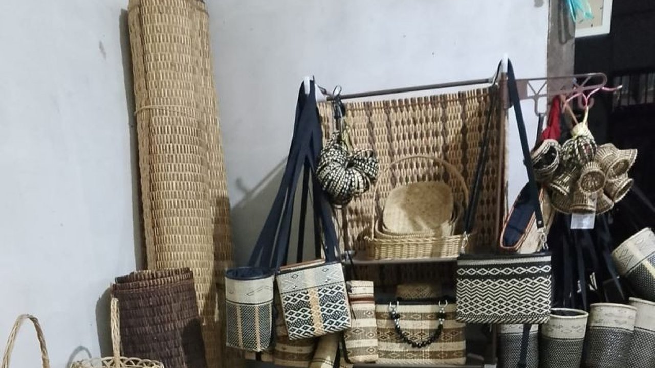 Bupati Bengkayang, Sebastianus Darwis, mendorong pelaku UMKM untuk meningkatkan kreativitas dan inovasi, memanfaatkan teknologi digital, serta mengoptimalkan program pemerintah untuk kemajuan ekonomi daerah.