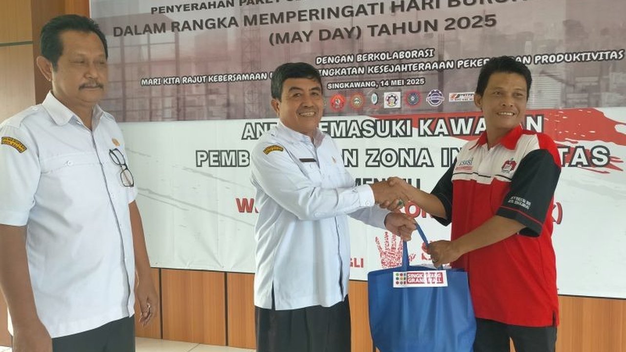 Sepuluh serikat buruh di Singkawang, Kalimantan Barat, menerima bantuan sembako dari berbagai donatur dalam rangka memperingati Hari Buruh Internasional, sebagai bentuk kepedulian dan upaya mengurangi angka kemiskinan.