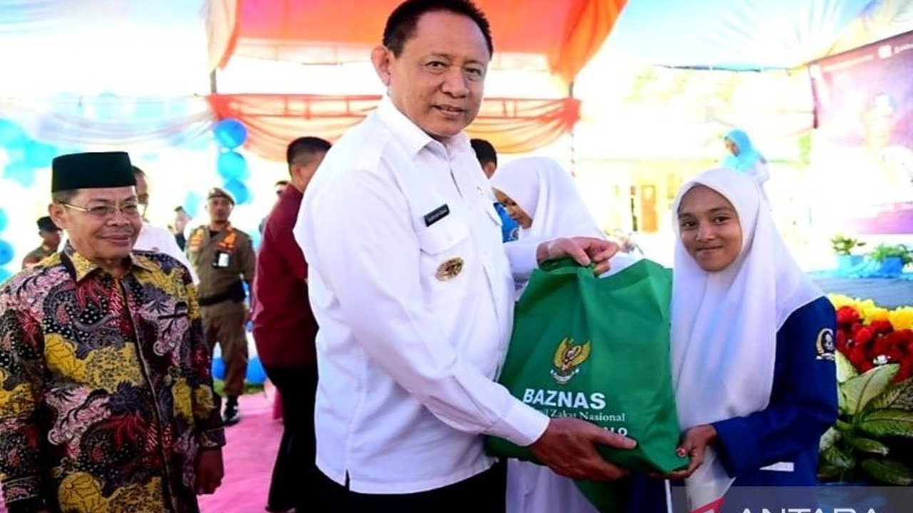 Gubernur Gorontalo, Gusnar Ismail, dan Wakil Gubernur menyalurkan bantuan Baznas untuk GTT, penjaga sekolah, dan siswa kurang mampu di SMA Negeri 1 Popayato Barat, Kabupaten Pohuwato.