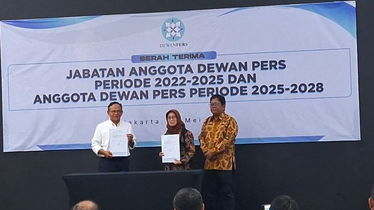 Komaruddin Hidayat, mantan Rektor UIN Jakarta, resmi terpilih sebagai Ketua Dewan Pers periode 2025-2028, menggantikan Ninik Rahayu dalam serah terima jabatan yang dihadiri sejumlah pejabat penting.