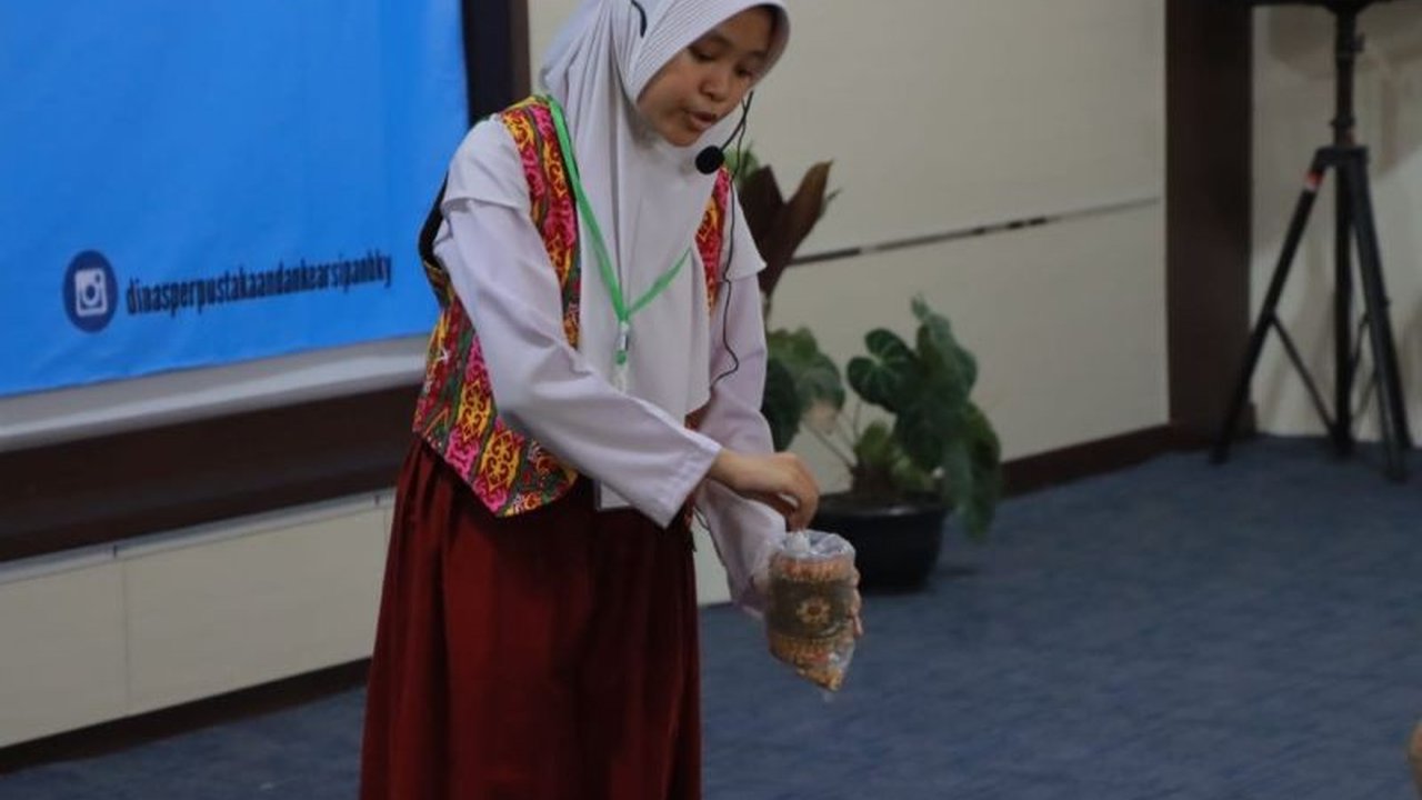 Bupati Bengkayang, Sebastianus Darwis, tekankan pentingnya literasi sebagai dasar pembangunan SDM unggul, ditandai dengan raihan IPLM 61,54 dan TGM 80,07 pada 2024.