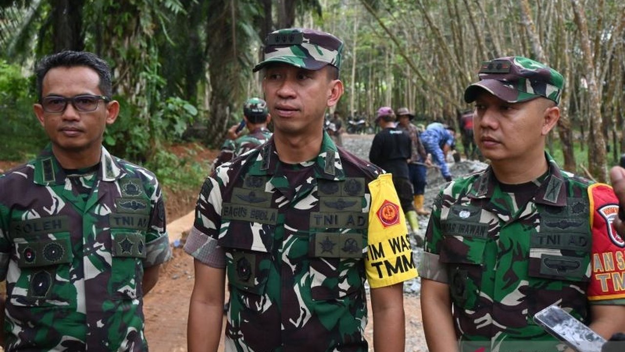 Tim Mabesad meninjau TMMD ke-124 di Tanah Laut, Kalimantan Selatan, yang membangun jalan penghubung antar desa dan fasilitas umum, meningkatkan perekonomian warga.