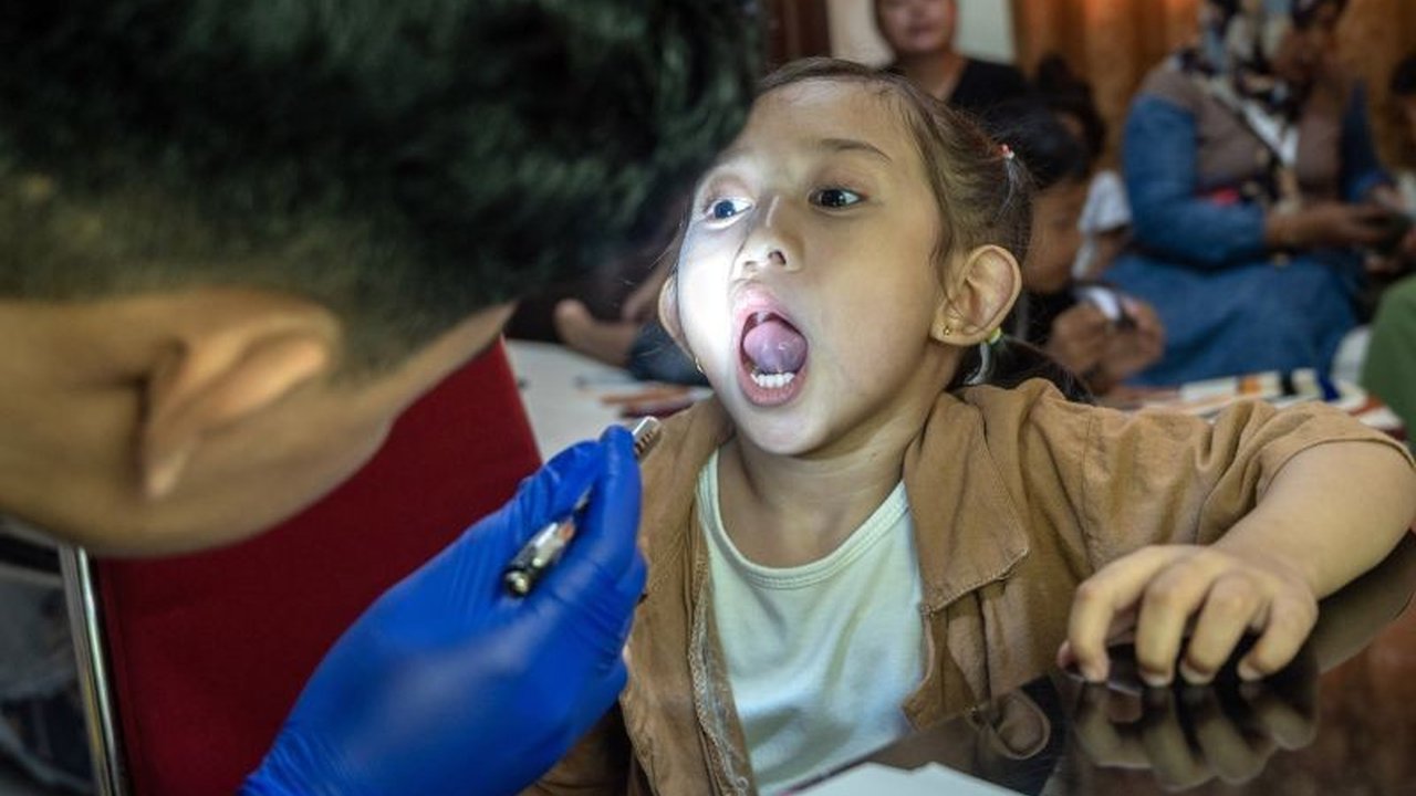 Spesialis THT mengungkapkan penanganan bibir sumbing pada anak melalui bedah plastik, memastikan pertumbuhan normal fisik dan bicara tanpa stigma.