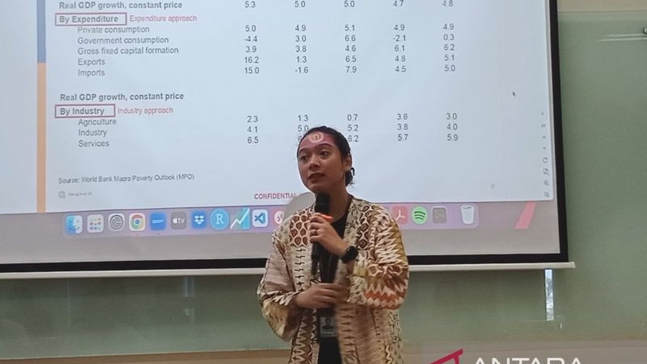 Ekonom FEB UGM ingatkan pemerintah untuk tetap waspada terhadap dampak perang dagang AS-China meskipun tensi mulai mereda, seraya menekankan pentingnya stimulus ekonomi dan antisipasi inflasi.