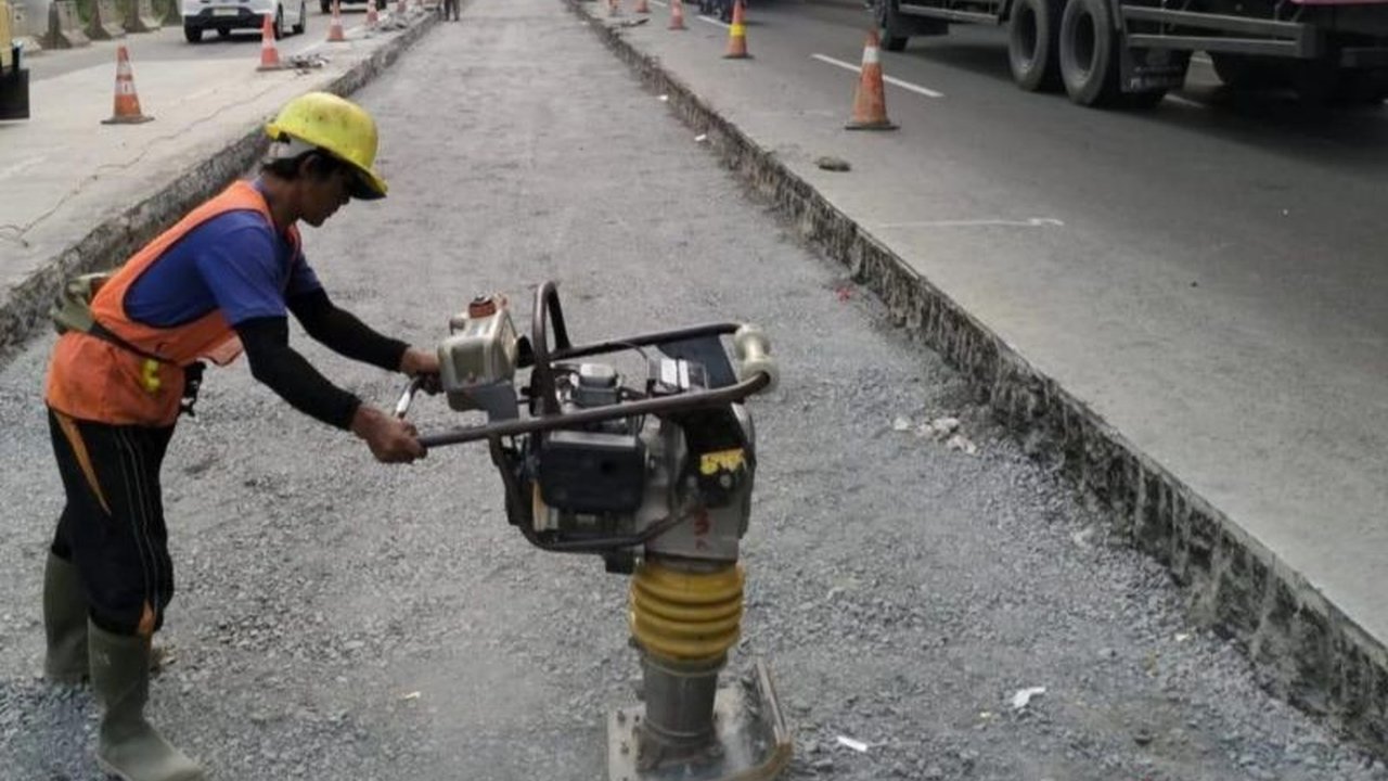 PT Jasamarga Transjawa Tol melakukan pemeliharaan rutin di Tol Jakarta-Cikampek untuk menjaga kualitas jalan dan kenyamanan pengguna jalan, dengan menerapkan langkah mitigasi risiko.