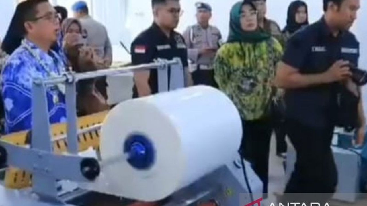 Rumah Kemasan Pemkot Banjarmasin telah membantu 440 industri kecil dan menengah (IKM) dengan layanan desain, label kemasan, dan proses cetak gratis, meningkatkan daya saing produk lokal.