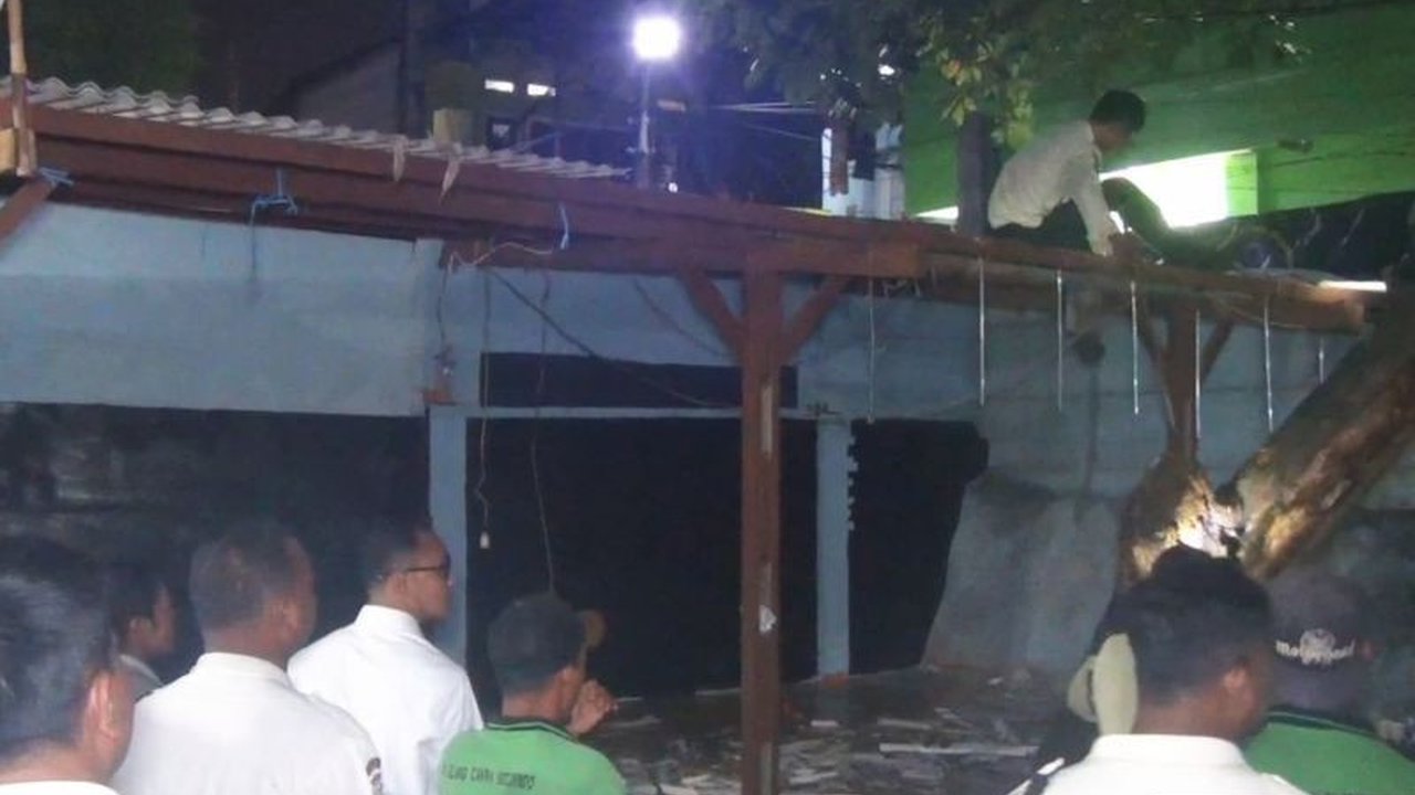 Personel gabungan TNI, Polri, dan Satpol PP membongkar posko ormas di Pasar Induk Kramat Jati untuk menciptakan keamanan dan kenyamanan pedagang serta menghentikan praktik intimidasi.