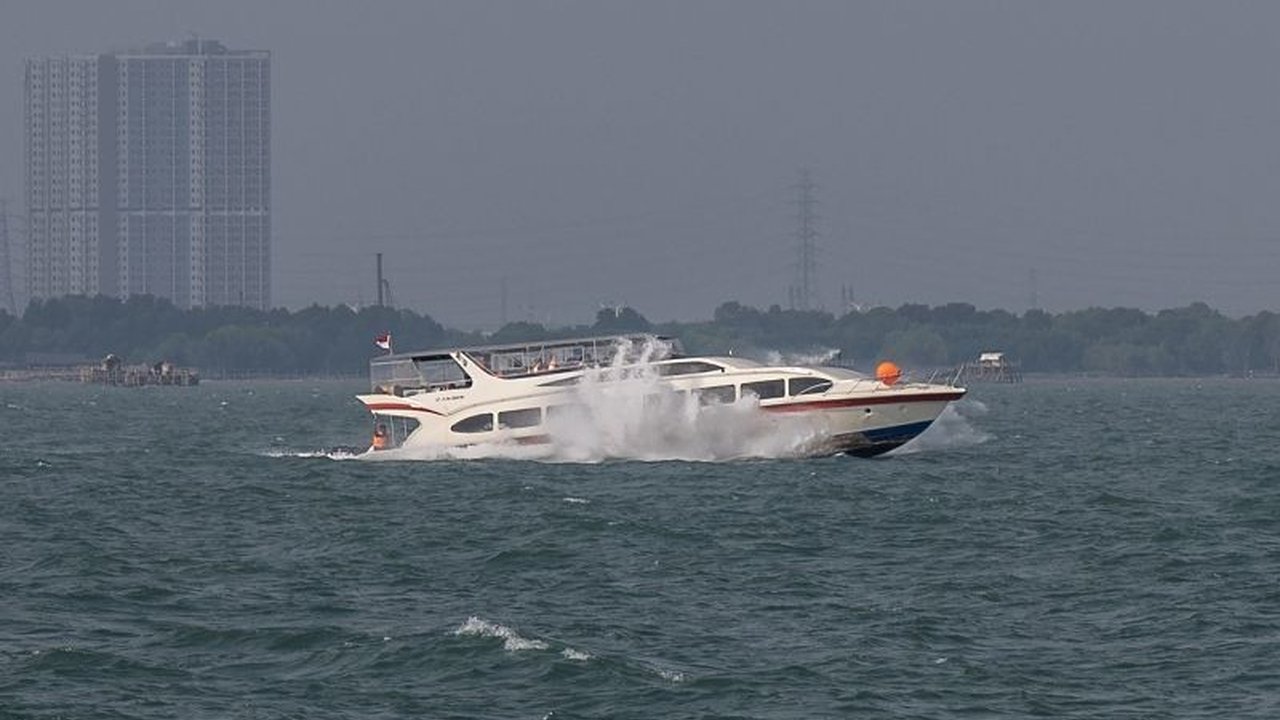 BMKG memprediksi sebagian besar Jakarta akan diselimuti awan tebal di pagi hari, dengan potensi hujan ringan di sore dan malam hari, suhu berkisar 24-31 derajat Celcius.